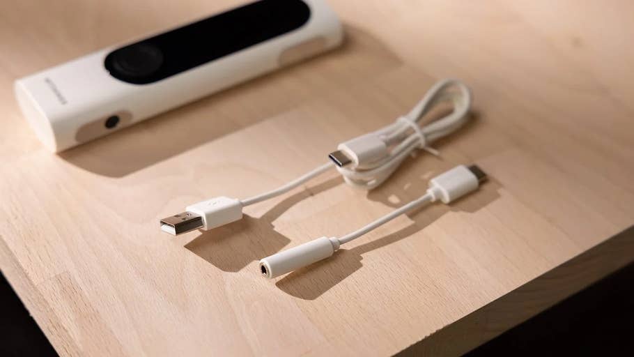 Im Lieferumfang von dem Withing BeamO sind einige Zubehörteile enthalten, darunter ein Ladekabel und ein Kopfhöreradapter (3,5 mm Klinke auf USB-C), mit dem sie die Herzschläge und Lungengeräusche hören können.