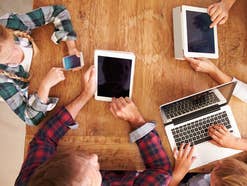 wlan-mit-handy-tablet-notebook Menschen mit Handy, Tablet und Notebook surfen im Internet