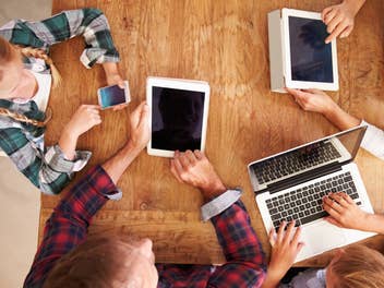 Menschen mit Handy, Tablet und Notebook surfen im Internet