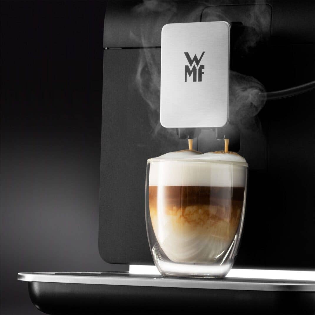 WMF Perfection 860L - der Kaffeevollautomat macht einen luftigen Milchschaum