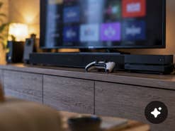 Ein Wohnzimmer-Setup: Fernseher mit Spielkonsole und weiterer Technik