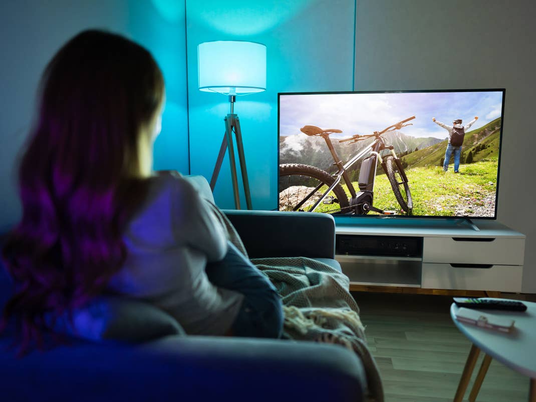 Fernseher in einem Wohnzimmer mit Beleuchtung