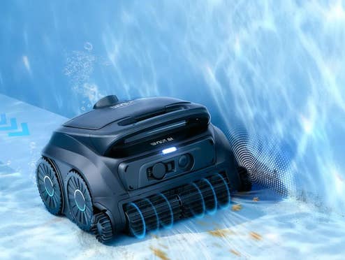 Ein Poolroboter in einem Pool wie er die Kanten reinigt