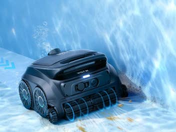 Ein Poolroboter in einem Pool wie er die Kanten reinigt