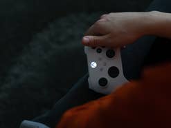 Eine Person hält den Xbox Series S Controller in der Hand.