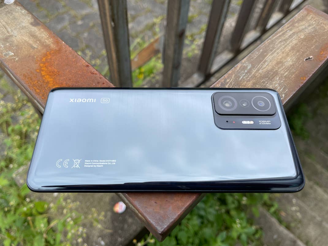 Die glänzende Rückseite des Xiaomi 11T Pro