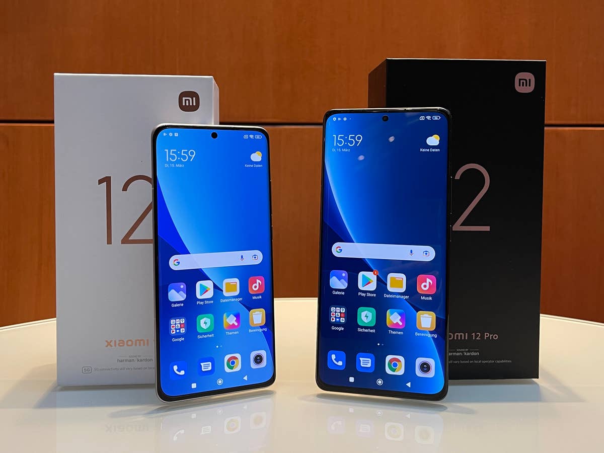 Xiaomi 12 und Xiaomi 12 Pro mit ihren OVP. Beide Smartphones erhalten jetzt Android 13 und MIUI 14