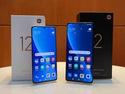 Xiaomi 12 und Xiaomi 12 Pro mit ihren OVP. Beide Smartphones erhalten jetzt Android 13 und MIUI 14