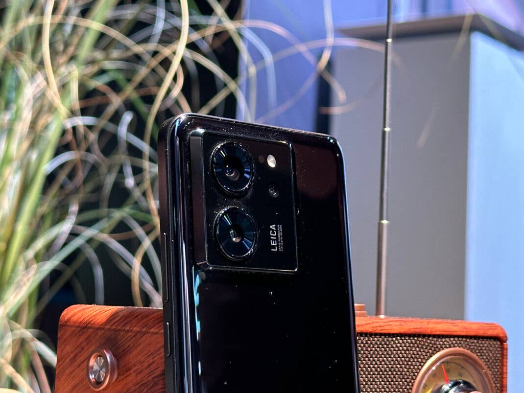 Das schwarze Xiaomi 13T mit einigen Fingerabdrücken und Staub rund um das Kamera-Modul