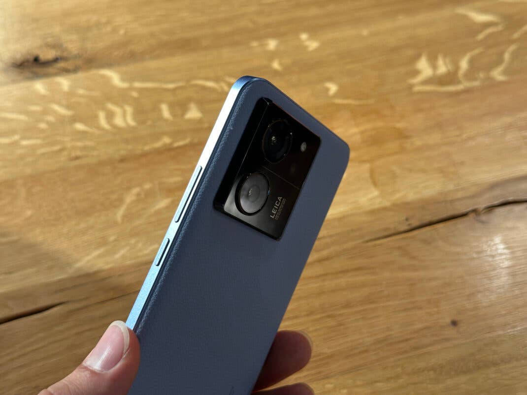 Das blaue Xiaomi 13T Pro wird in der Hand gehalten