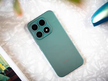 Das Xiaomi 17 auf einem Tisch.