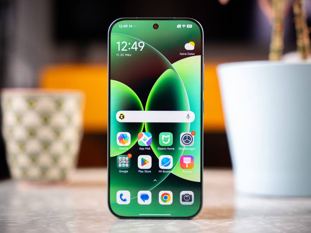 Das Xiaomi 17 von vorne auf einem Tisch.