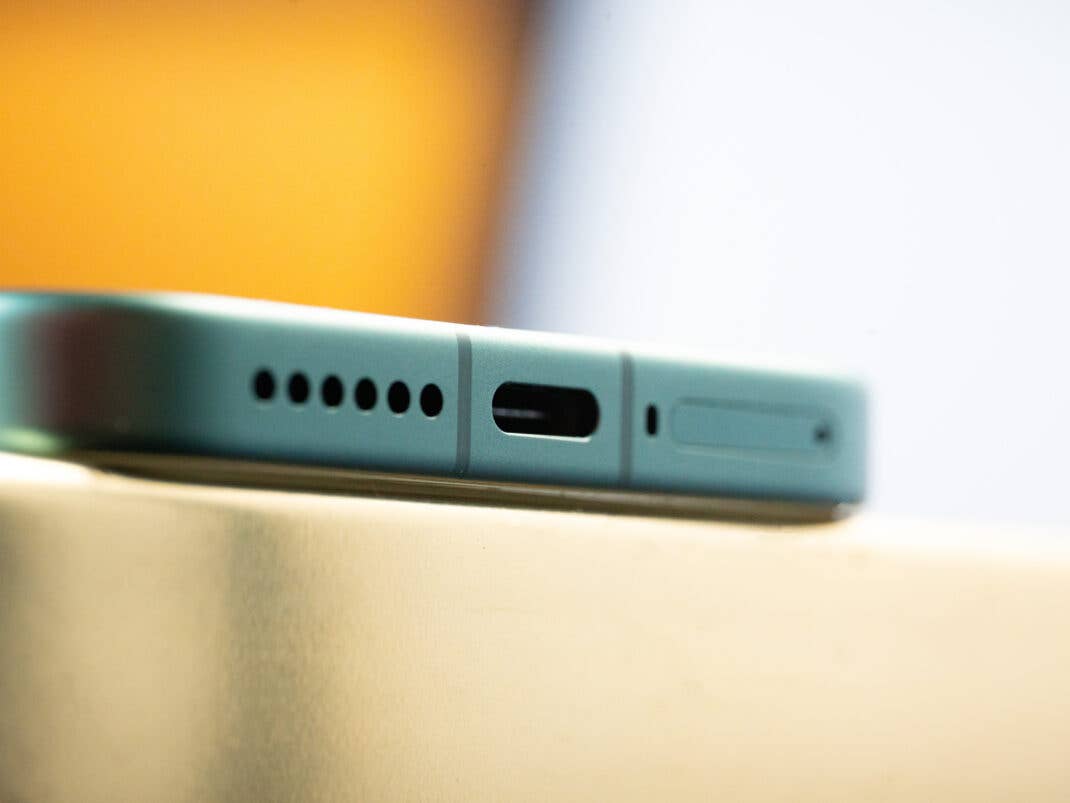Der Ladeanschluss des Xiaomi 17 in einer Nahaufnahme.