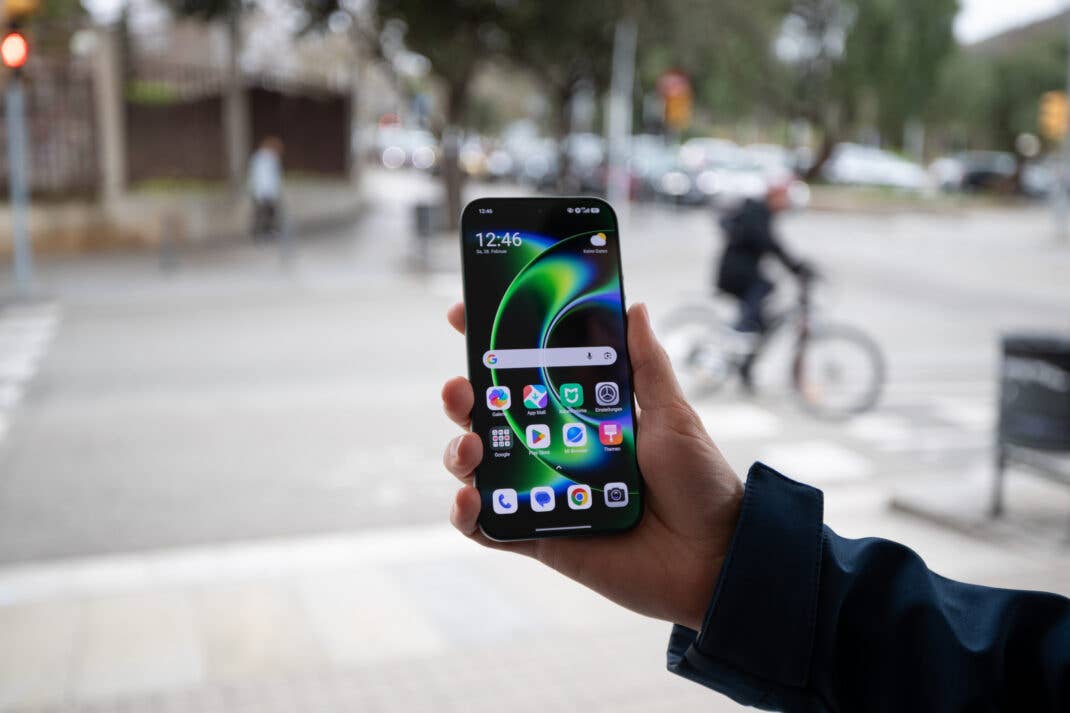 Xiaomi 17 Ultra wird in einer Hand gehalten