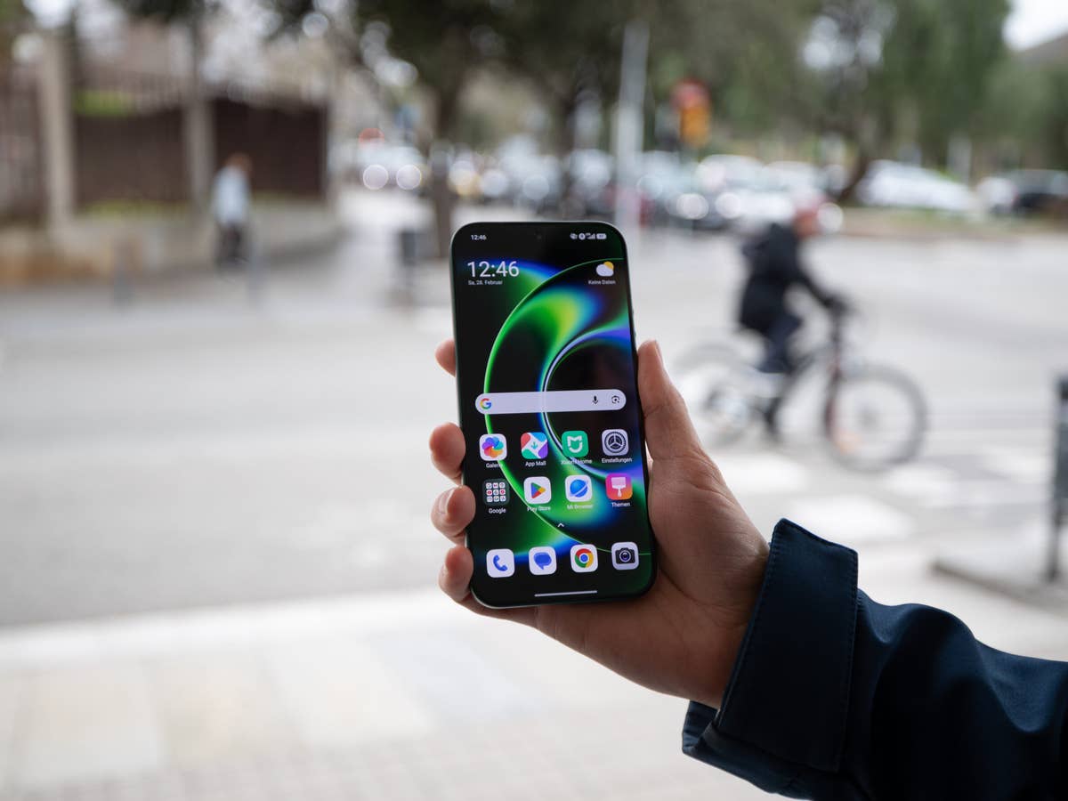 Xiaomi 17 Ultra Xiaomi 17 Ultra wird in einer Hand gehalten