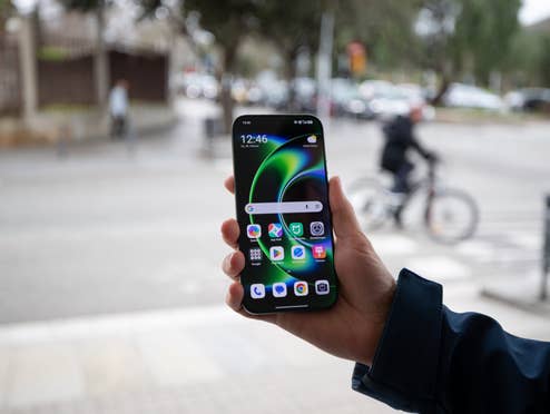 Xiaomi 17 Ultra wird in einer Hand gehalten