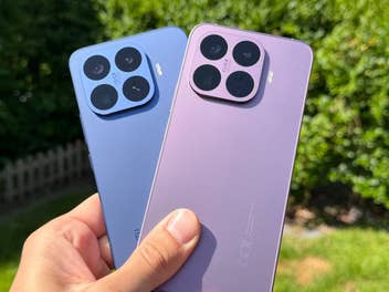 Xiaomi 17T Pro in zwei Farben in einer Hand gehalten