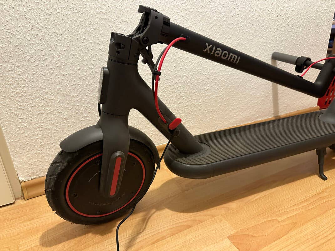 Xiaomi 4 Pro E-Scooter beim Aufladen