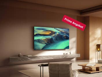 Xiaomi F Pro hängt an einer beigen Wand in einem modernen Wohnzimmer mit einem angeschalteten Bildschirm.