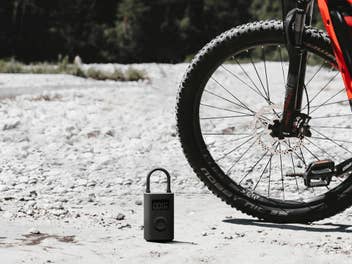 Xiaomi Luftpumpe steht neben einem Fahrrad