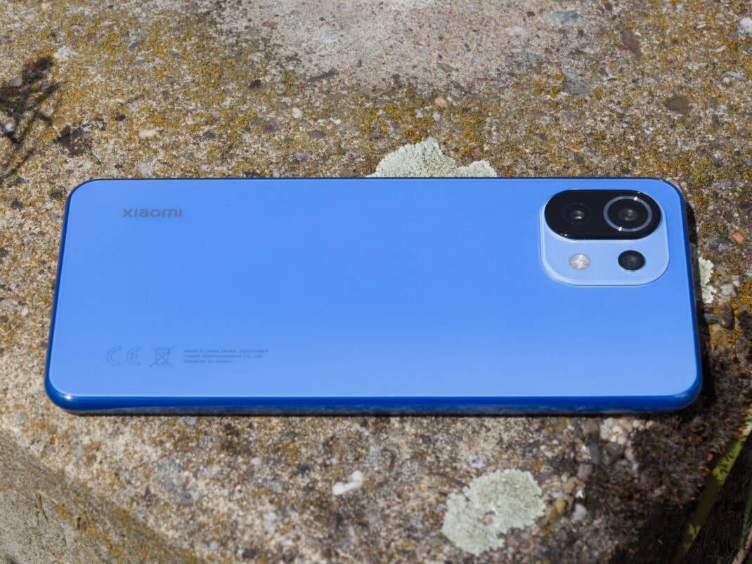 Das Xiaomi Mi 11 Lite mit seiner mattblauen Rückseite