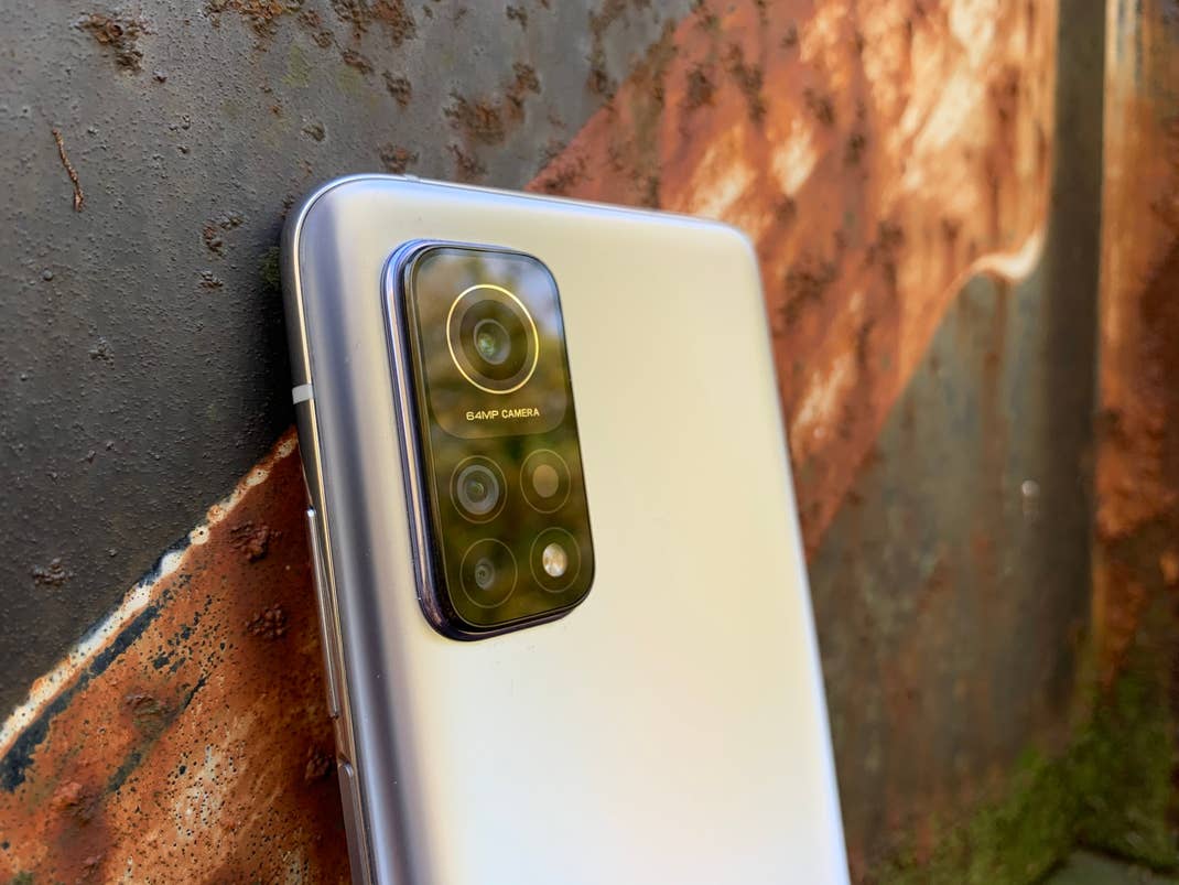 Die Kameras des Xiaomi Mi 10T ragen relativ weit aus dem Gehäuse 