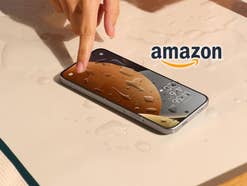 XIAOMI Redmi Note 15 Pro liegt auf einem Tisch, daneben das Amazon-Logo