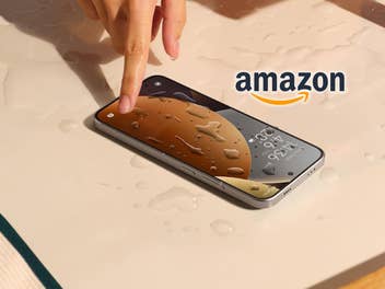 XIAOMI Redmi Note 15 Pro liegt auf einem Tisch, daneben das Amazon-Logo