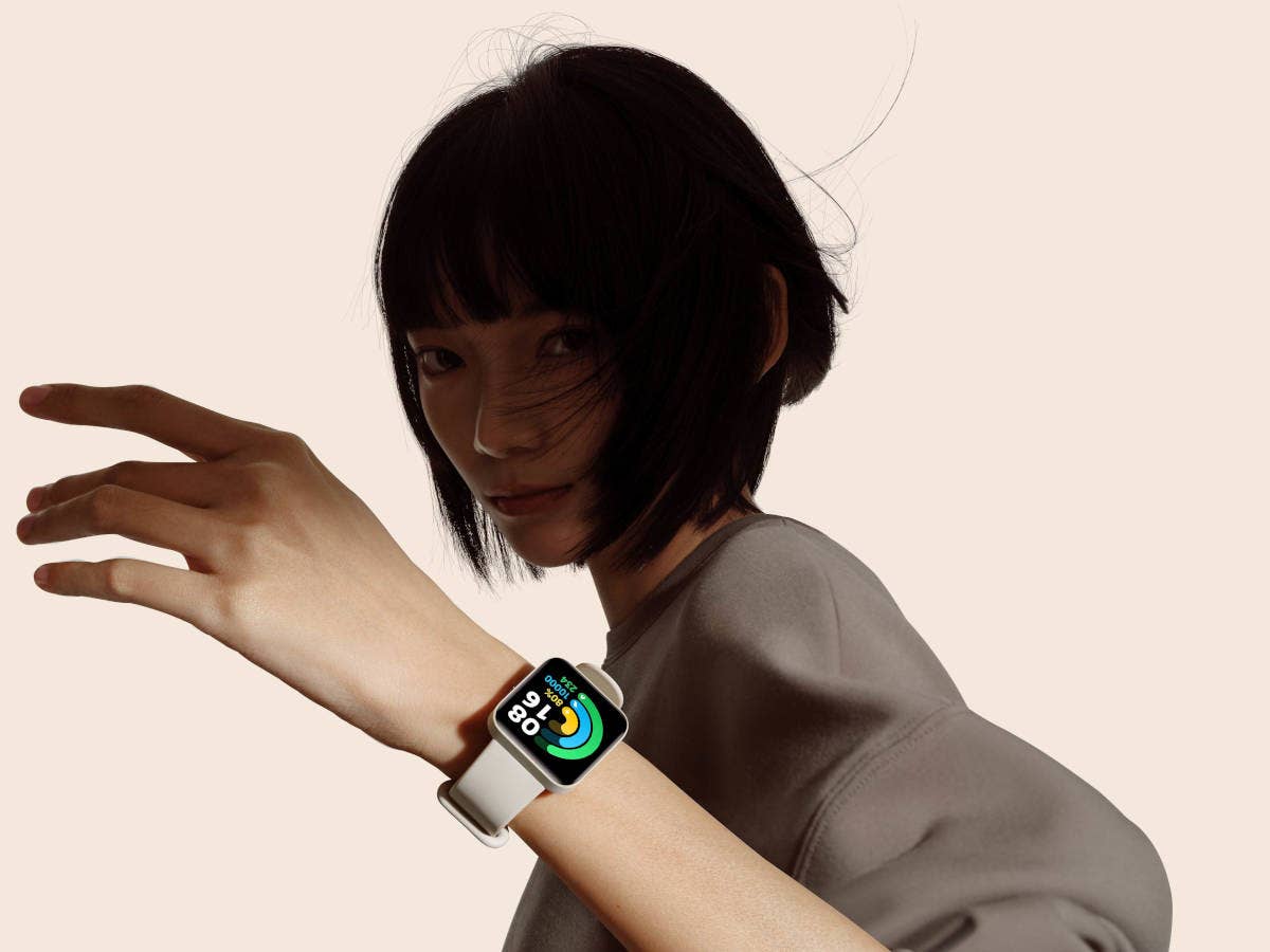 Xiaomi Redmi Watch 2 am Handgelenk einer Frau