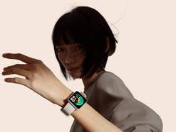 Xiaomi Redmi Watch 2 am Handgelenk einer Frau