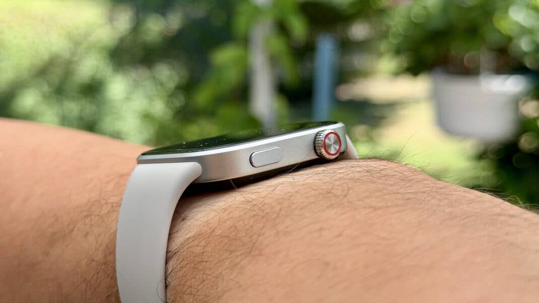 Xiaomi Redmi Watch 6 NFC in der Seitenansicht.