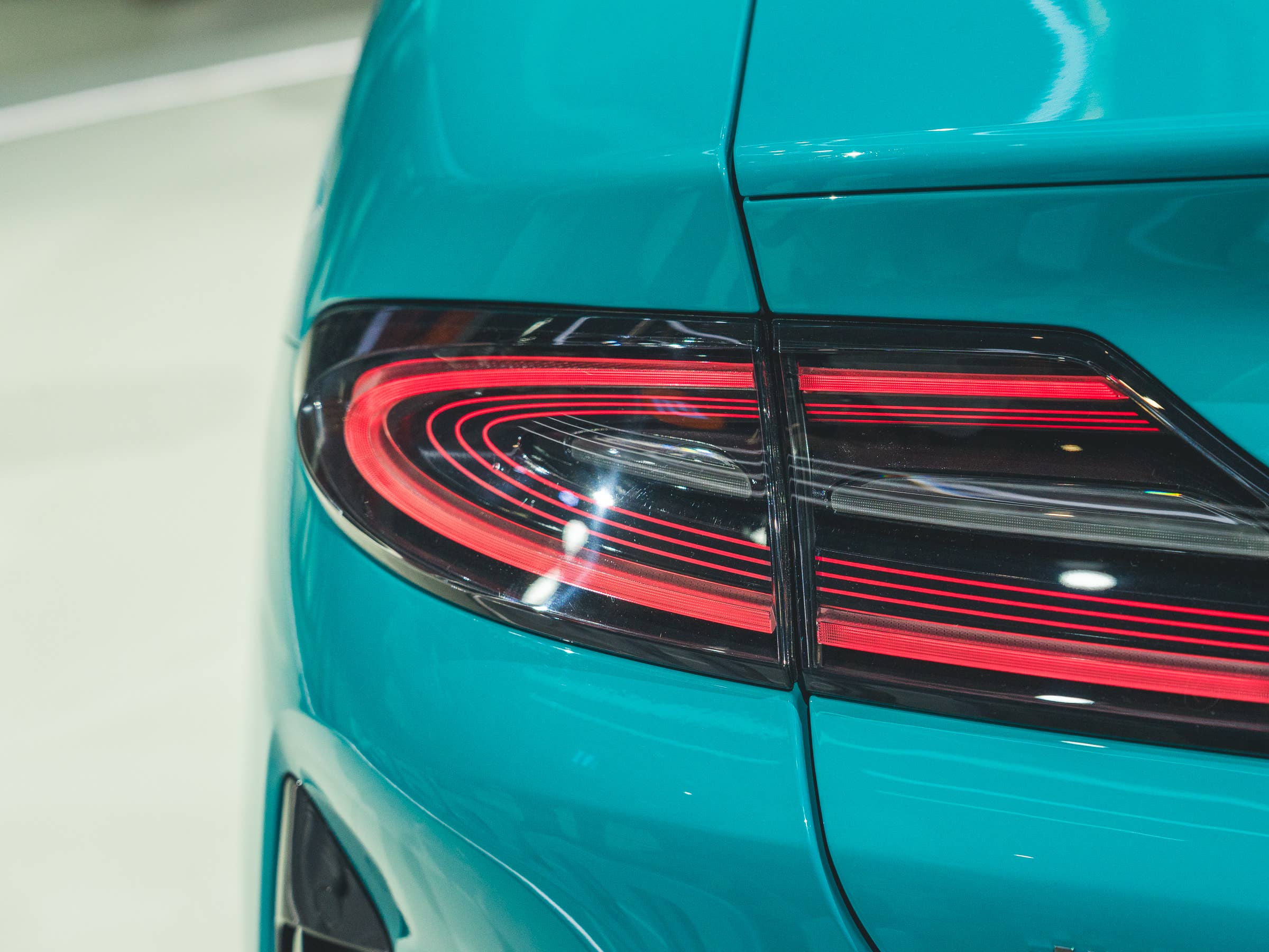 irre-erschwingliches-e-auto-mit-700-ps-und-enormer-reichweite
