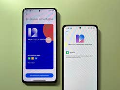 Zwei Xiaomi-Smartphones zeigen ein Software-Update an