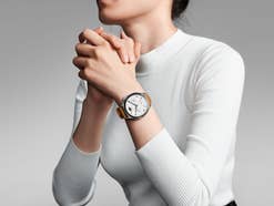 Garmin Watch S1 Pro am Handgelenk einer Frau.