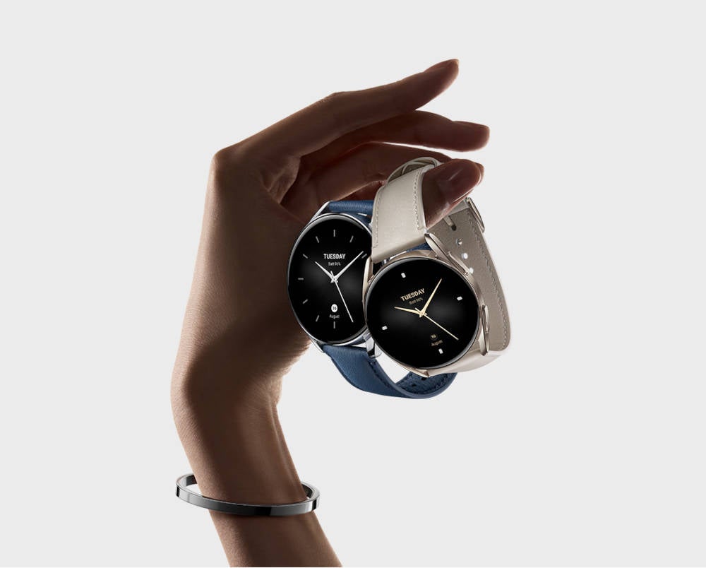 Eine Frauenhand hält zwei Xiaomi Watch S2.