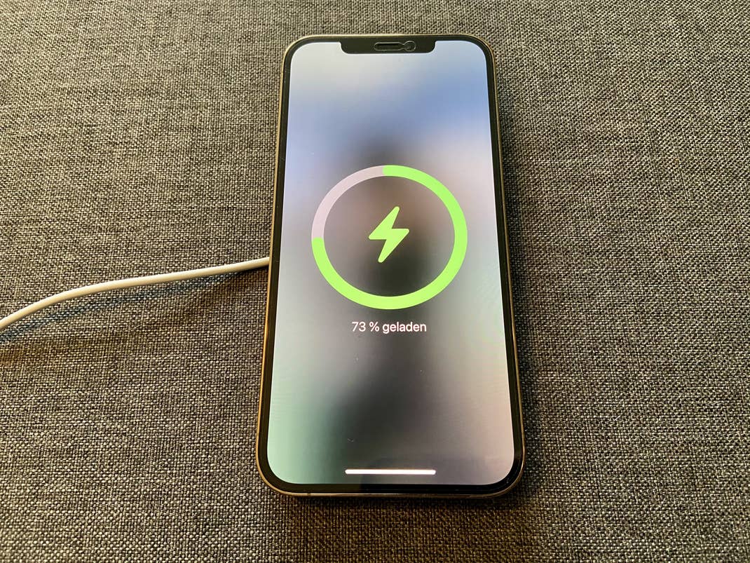 Eine schicke Animation zeigt an, dass dein iPhone geladen wird