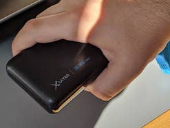 XLayer Micro Powerbank in einer Hand