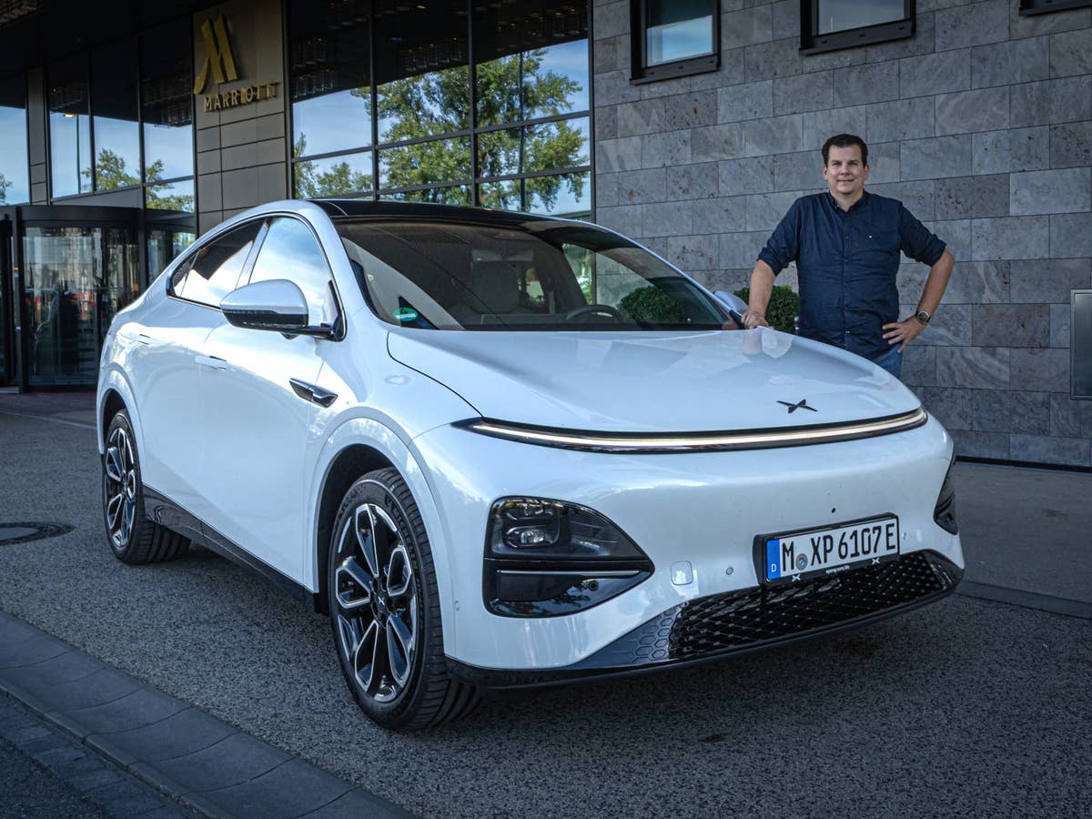 Xpeng G6 (2025) neben Hayo Lücke nach Testfahrten.
