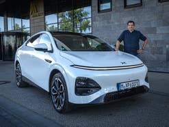 Xpeng G6 (2025) neben Hayo Lücke nach Testfahrten.