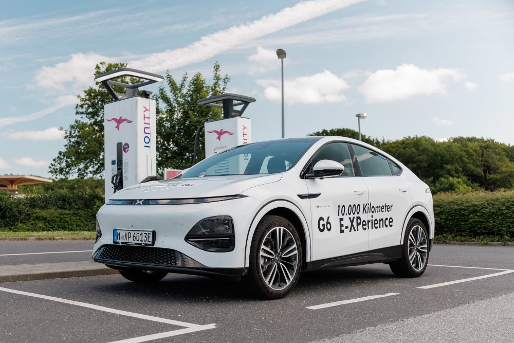 Xpeng G6 an Ladesäule geparkt.