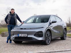 Xpeng G6 im Test: Überraschende Alternative zum Tesla Model Y Hayo Lücke neben dem Xpeng G6.