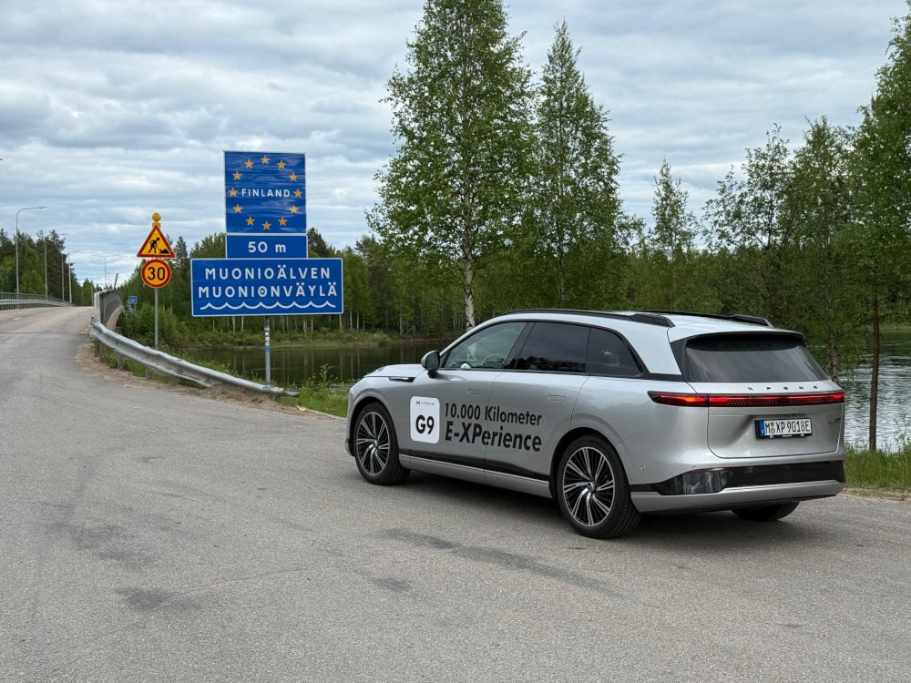 Xpeng G9 an der finnischen Grenze auf dem Weg zum Nordkap.