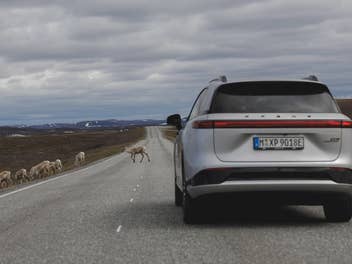 Xpeng G9 auf dem Weg in Richtung Nordkap mit Rentier.