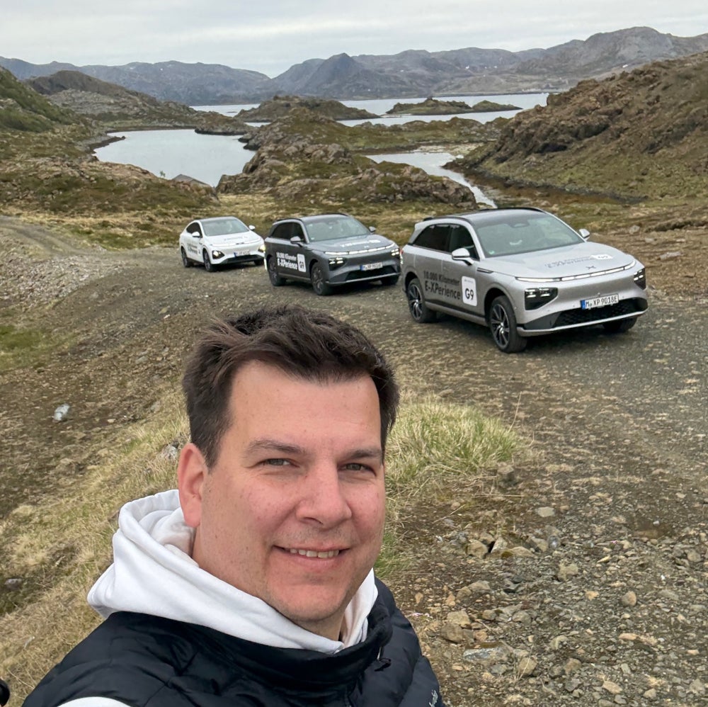 Hayo Lücke, Redakteur von inside digital, vor dem Xpeng G6 und Xpeng G9 auf dem Weg zum Nordkap.