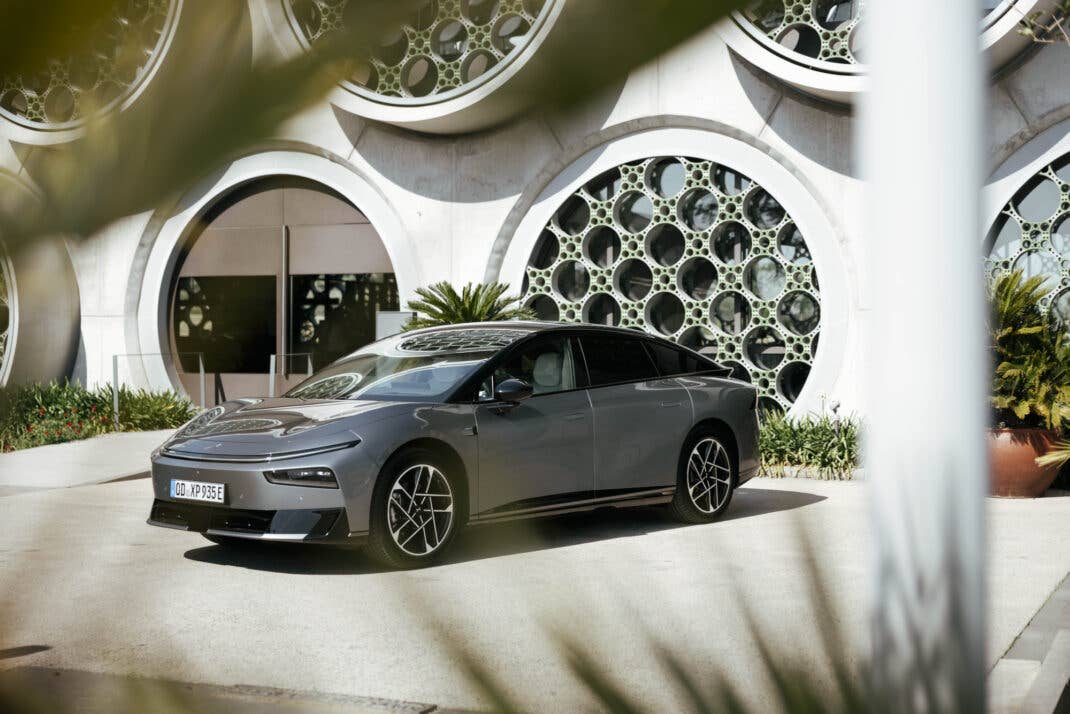 Xpeng P7+ seitliche Frontansicht.