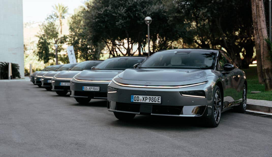 Xpeng P7+ Lineup vor Test-Drive in Barcelona.