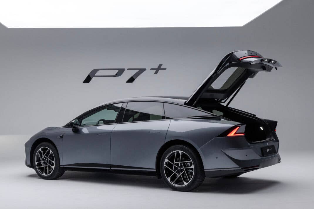 Xpeng P7+ in der Seitenansicht mit geöffnetem Kofferraum.