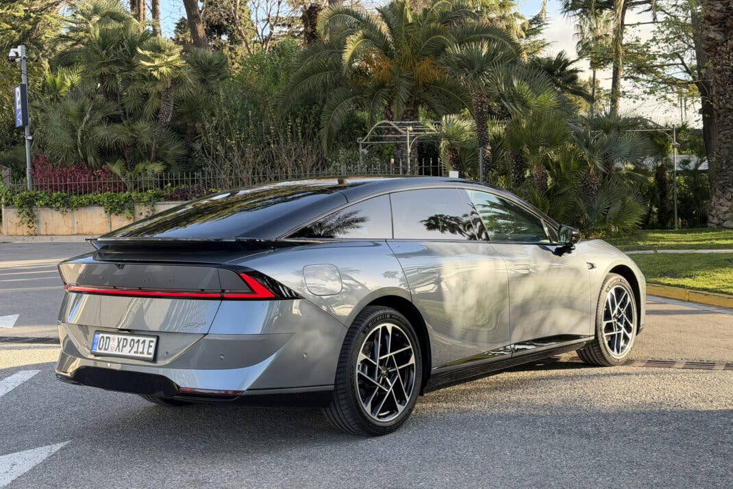 Heckansicht des Xpeng P7+.