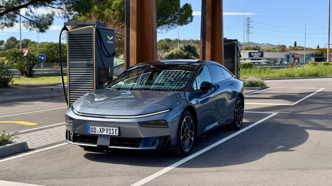 Xpeng P7+ an einer Ladesäule von Fastned.