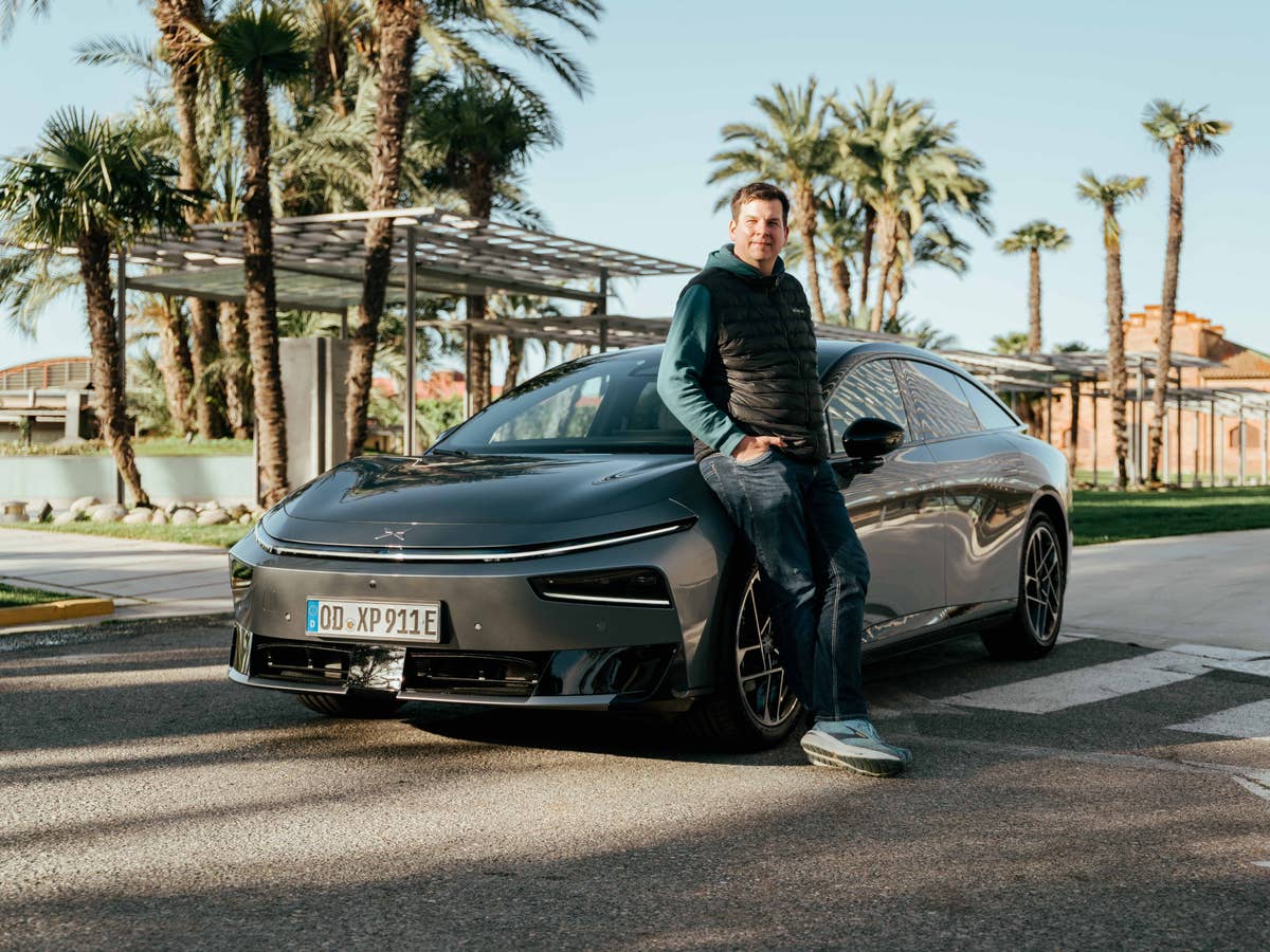 Hayo Lücke neben dem Xpeng P7+ in Barcelona. Hayo Lücke neben dem Xpeng P7+.